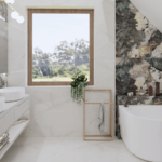 Luksusowa łazienka z elegancką wanną, oknem w drewnie i designerskimi umywalkami. Projekt wnętrz Wrocław — nowoczesne rozwiązania dla Twojego domu. Projektant wnętrz Dolnośląskie — tworzymy unikalne i funkcjonalne przestrzenie.